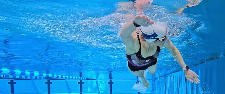 Titelbild mit Schwimmerin im Wasser mit Kraulbewegungen